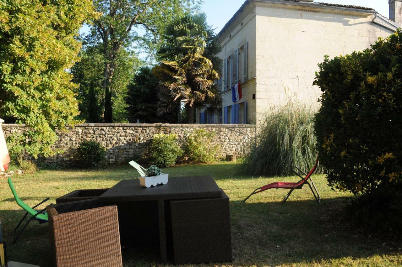 Les Demeures De La Laigne Acomodação com café da manhã Allas-Bocage Exterior foto